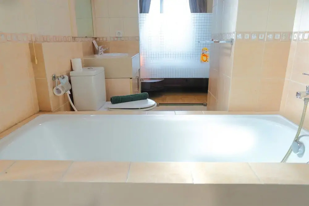 Best 1BR Apartment at Hampton's Park Residence
