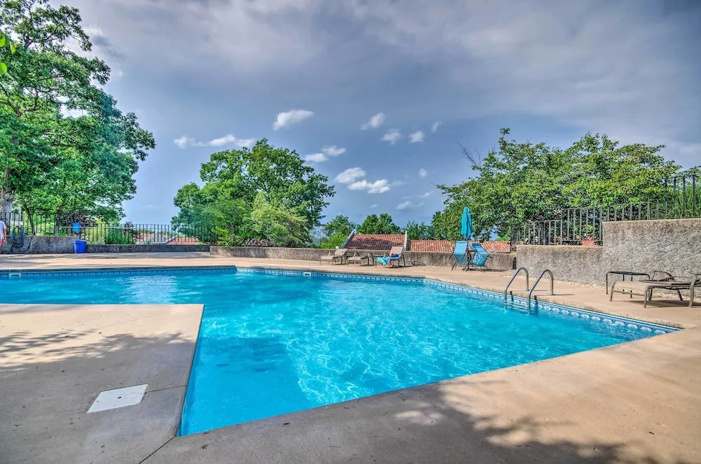 1 Mi to Lake of the Ozarks: Condo w/ Pool Access