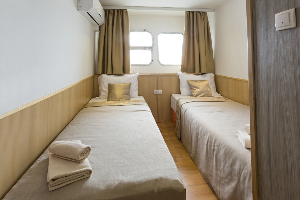 Compass River City Boatel
