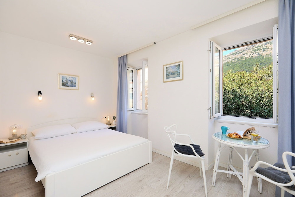 Sophie 1 - Old Town Heritage Suite