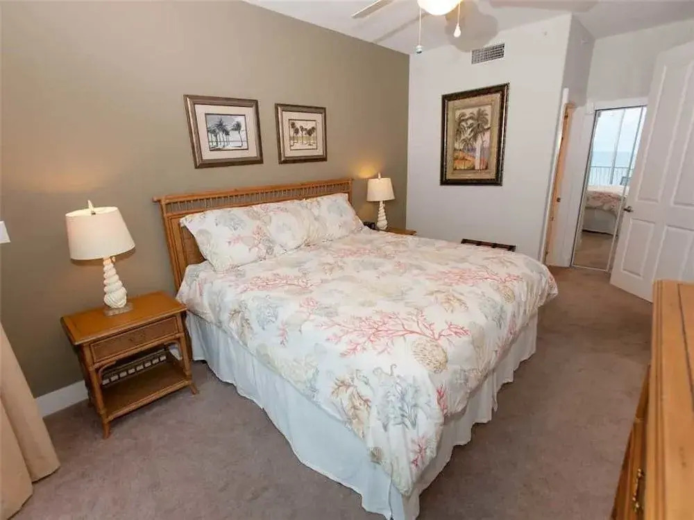 Island Tower 602 - 3 Br condo by RedAwning