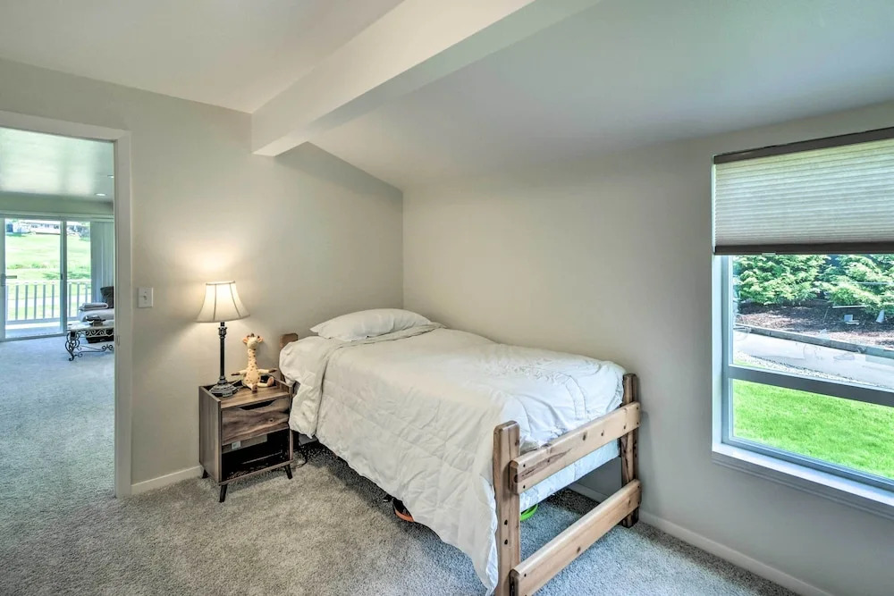 Spacious Family Home on Golf Course: Hike & Bike!