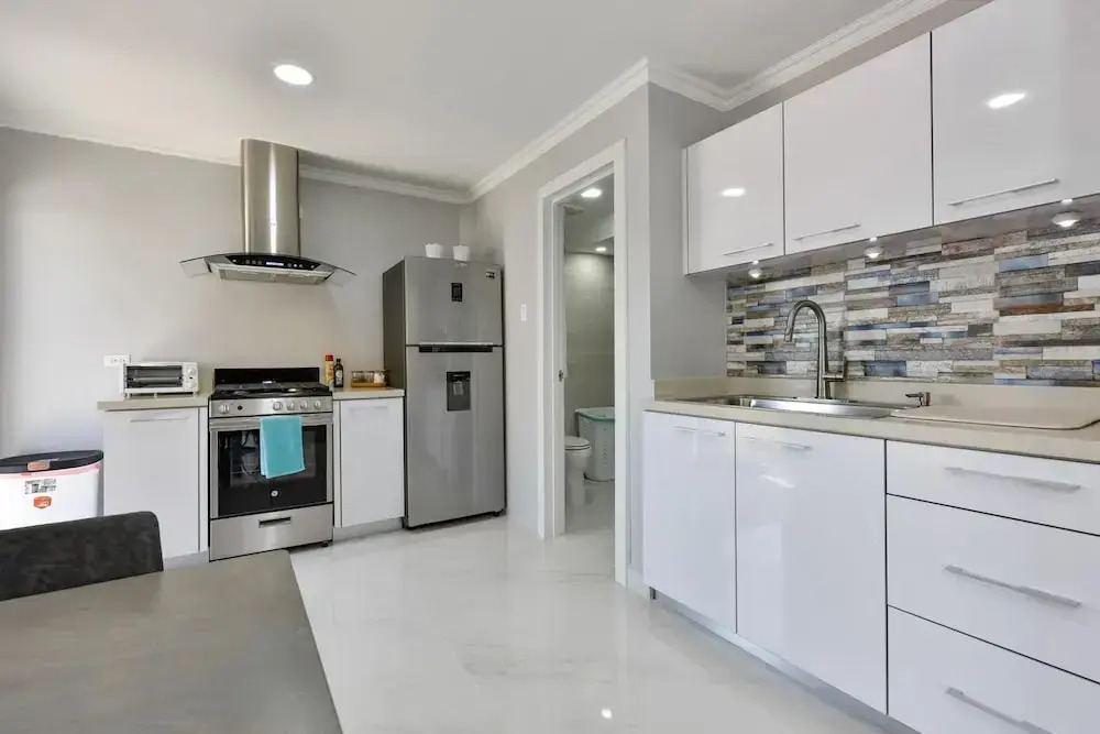 NEW Modern Cozy Studio Walking Distance to Beach