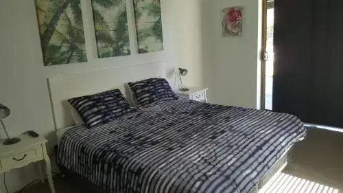 Red Door Beach House - Marcoola Beach - PET FRIENDLY, FOXTEL, WIFI, 500 BOND, Linen Supplied