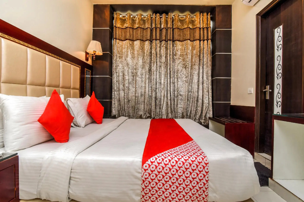 Collection O 76248 Hotel D Crown