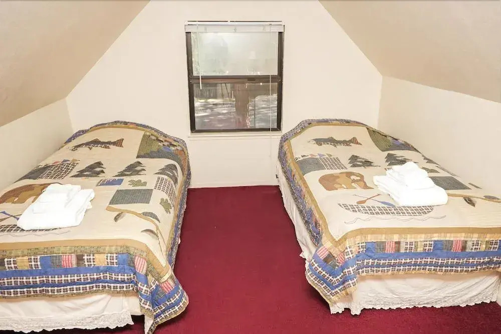 3195 Pasadena Avenue 6 Bedroom Home by RedAwning