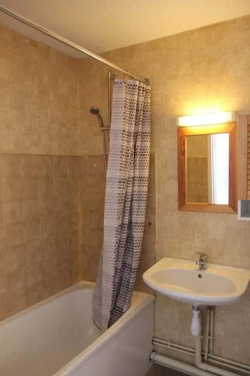 This studio of about 25m2 is quite, on the 5th floor Holiday home 1 ag