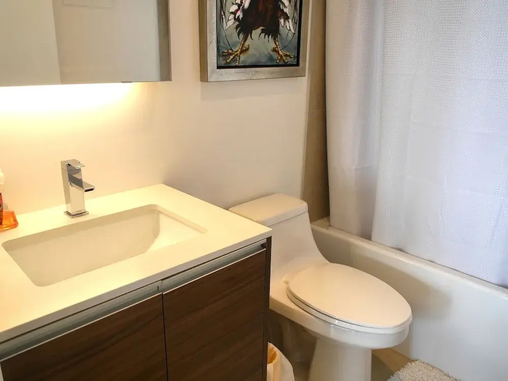 Luxury 2BR Condo in Popular Queen West
