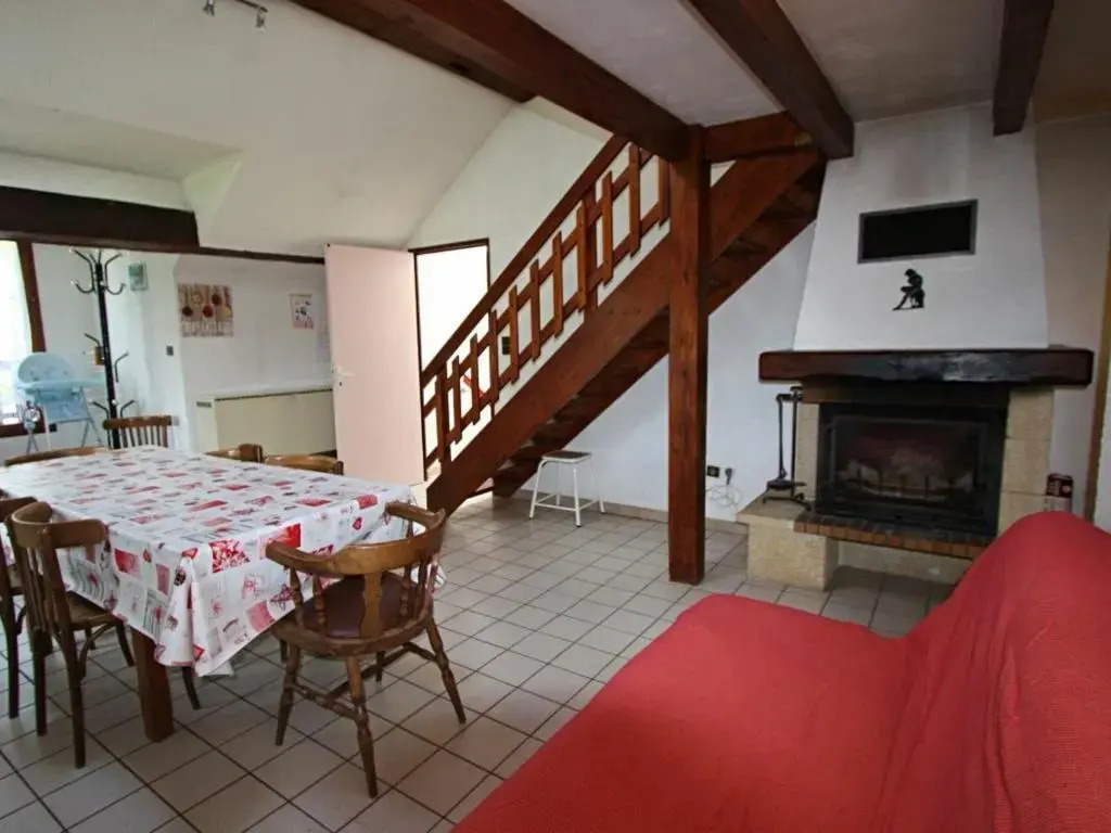 Gîte rénové, nature et jeux près du Val dAjol, 3 ch, 2 sdb, Wifi, équipements bébé, proche ski - FR-1-589-113