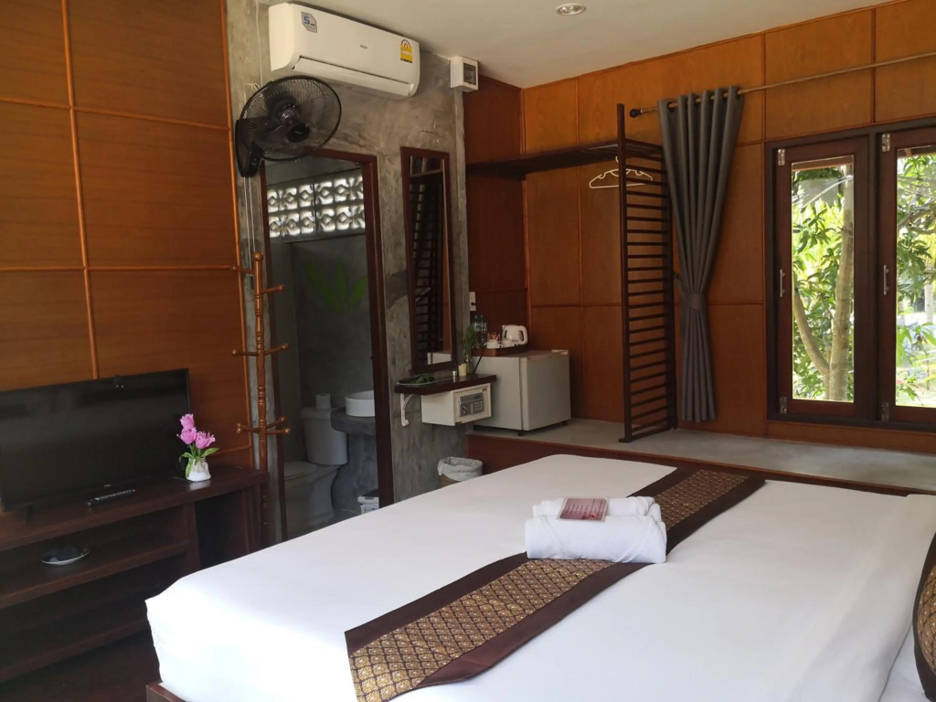 Baan Suan Rim Klong Resort