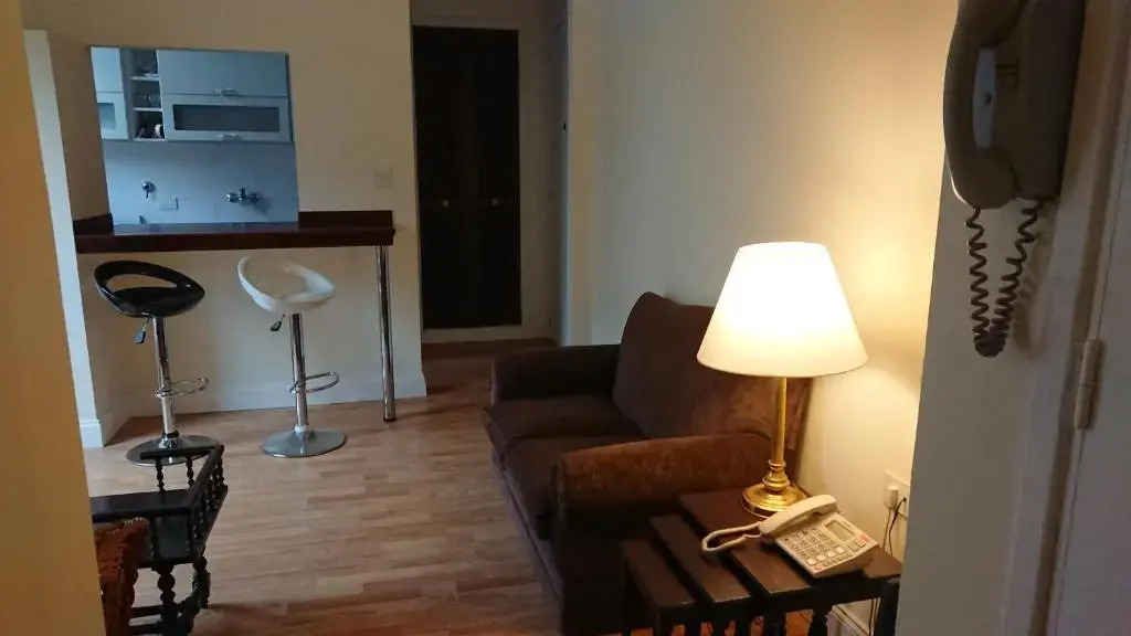 Excelente departamento con balcón a la calle sobre avenida