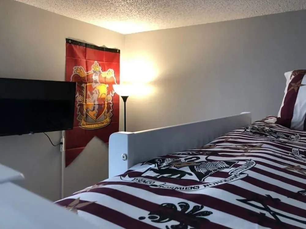 6149 Sandcrest · Next TO Universal. 8 Beds. Pool. Very Clean