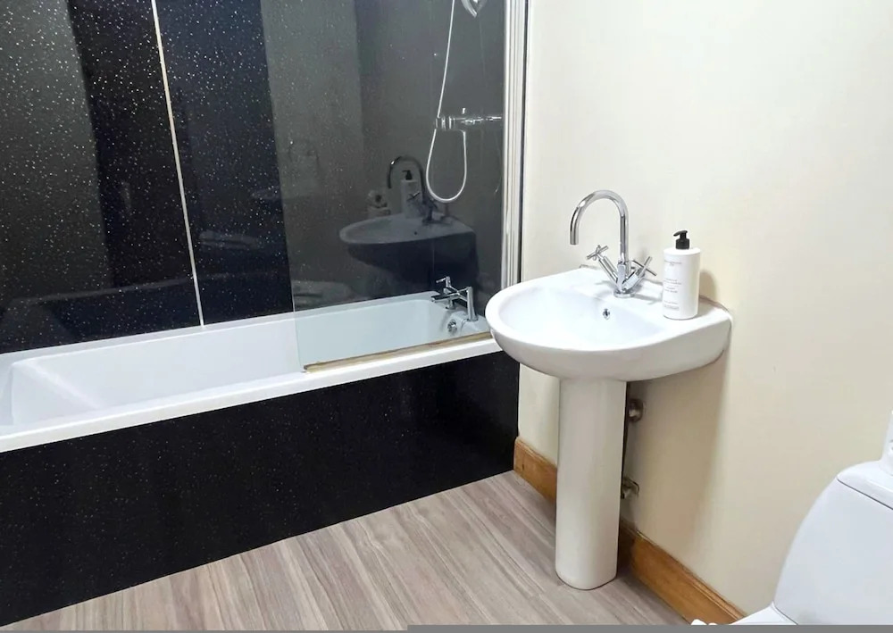 Spacious 4BR Edinburgh Home Free Parking
