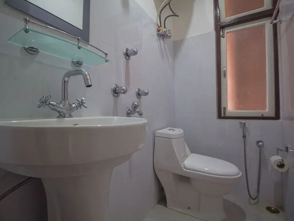Rising Inn by OYO Rooms