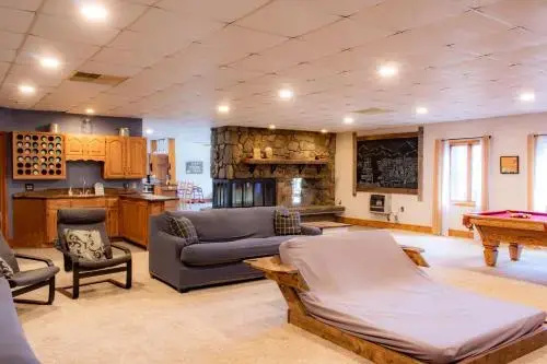 The Hive Lodge-with views of the Smokies