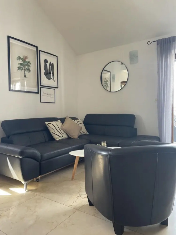 2 Bed Flat - Sleeps 6 - Pool - Garden - Parking