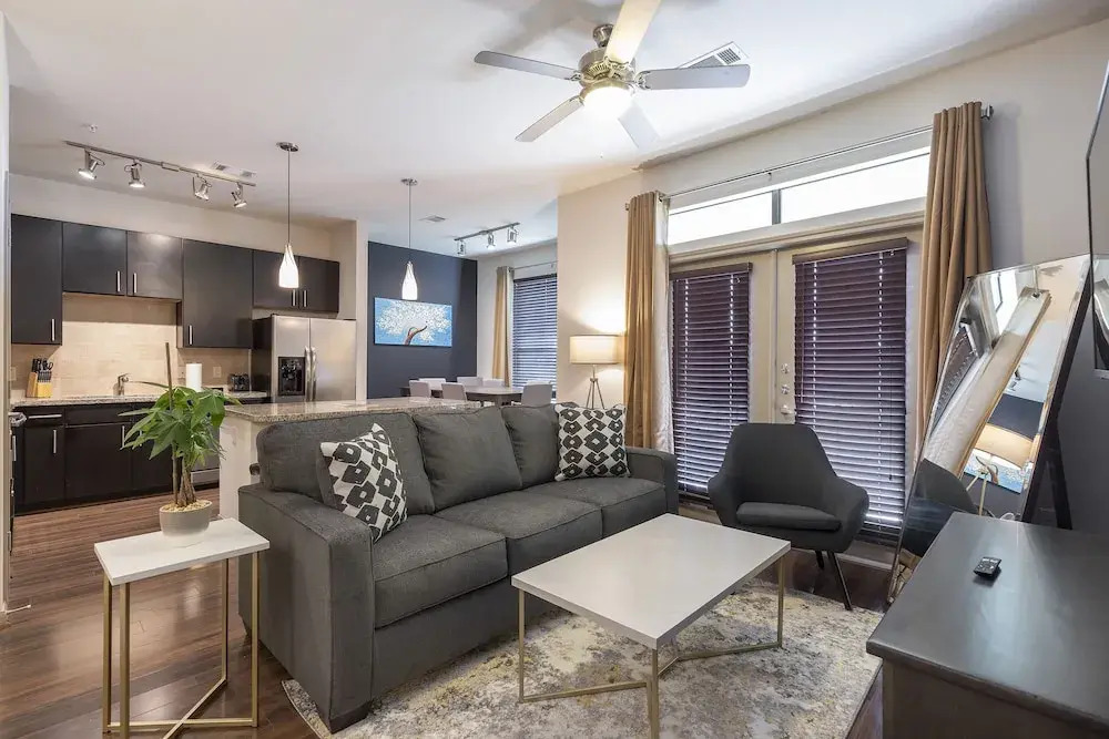 Luxurious King Sized BED Midtown Fully Equipped Condo -