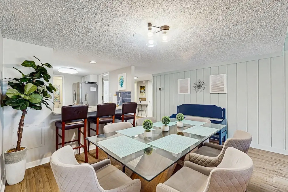 Sun-kissed Condo in Prime Location W/shared Pool, Private W/d, Free Wifi, AC