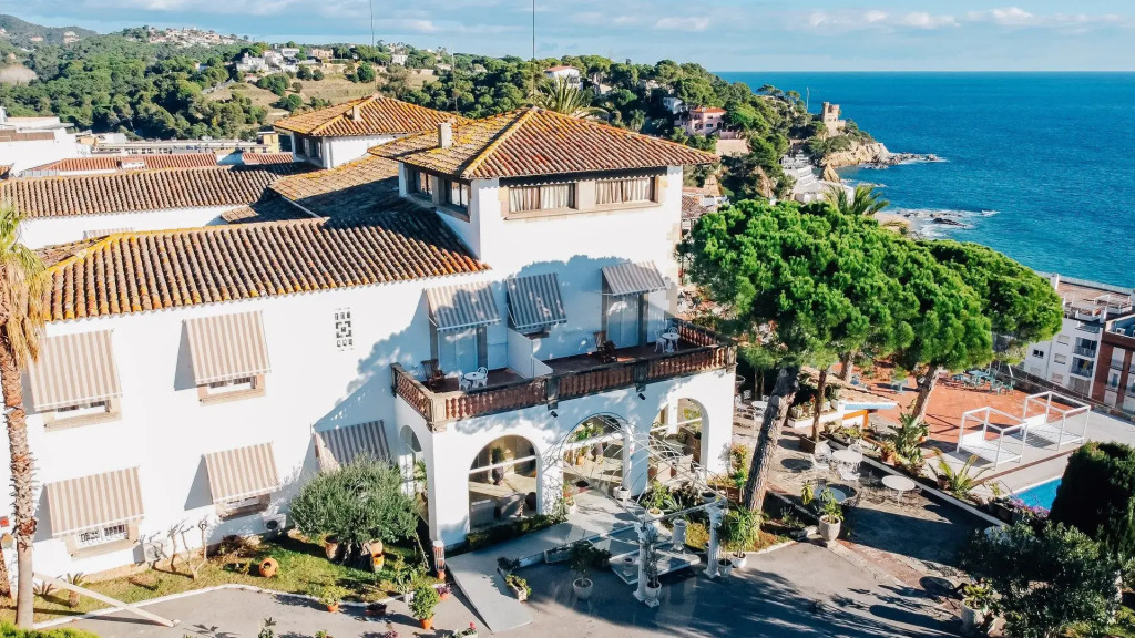 Hotel Roger de Flor by Seleqtta