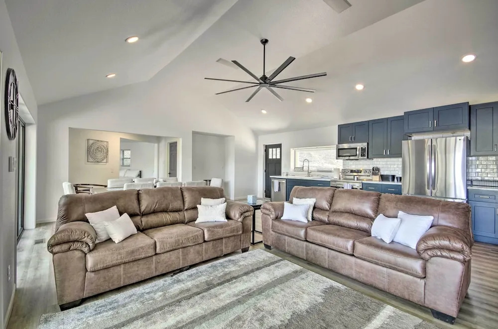 Waterfront Escape: Ozarks Home + Guest House!