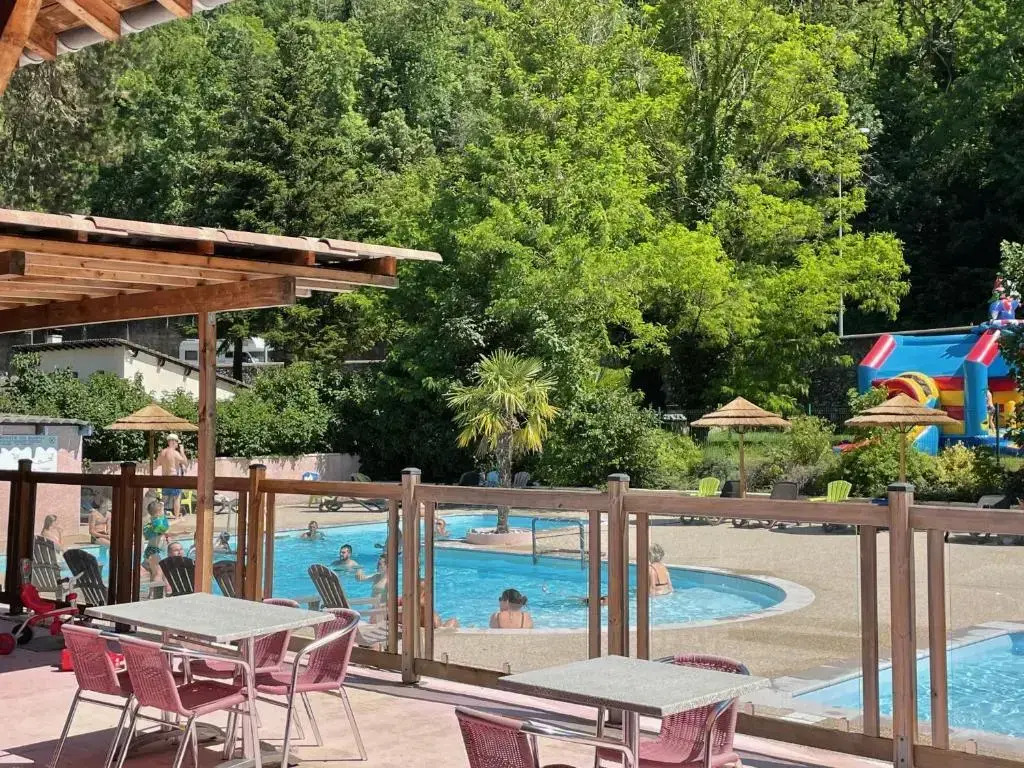 Camping Avec Piscine et Rivière à Tournon sur Rhône Ardèche "Les Foulons"