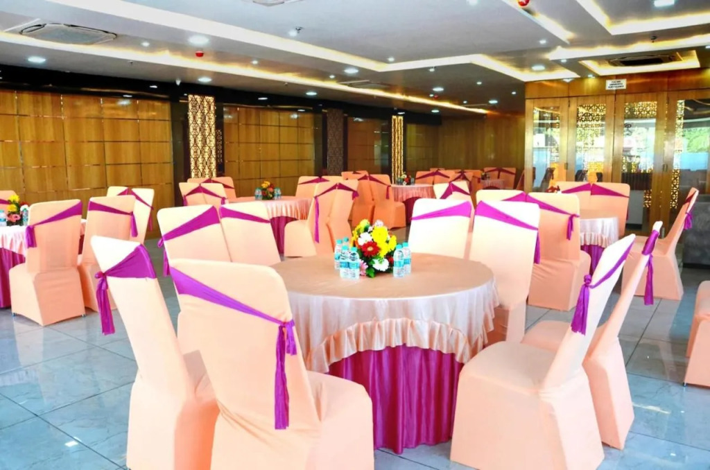 FabHotel Roselle Inn