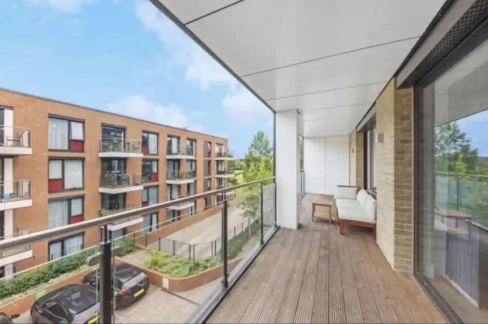 Modern 1 Bedroom Apartment With Balcony in Earlsfield