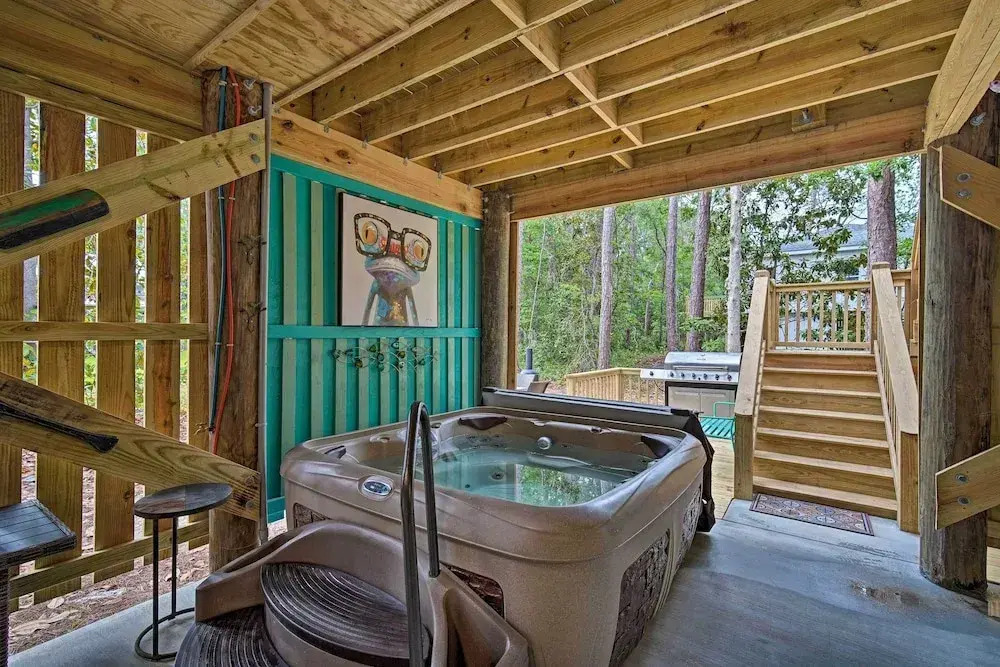 Quiet Fisherman's House w/ Hot Tub + Tropical Bar!