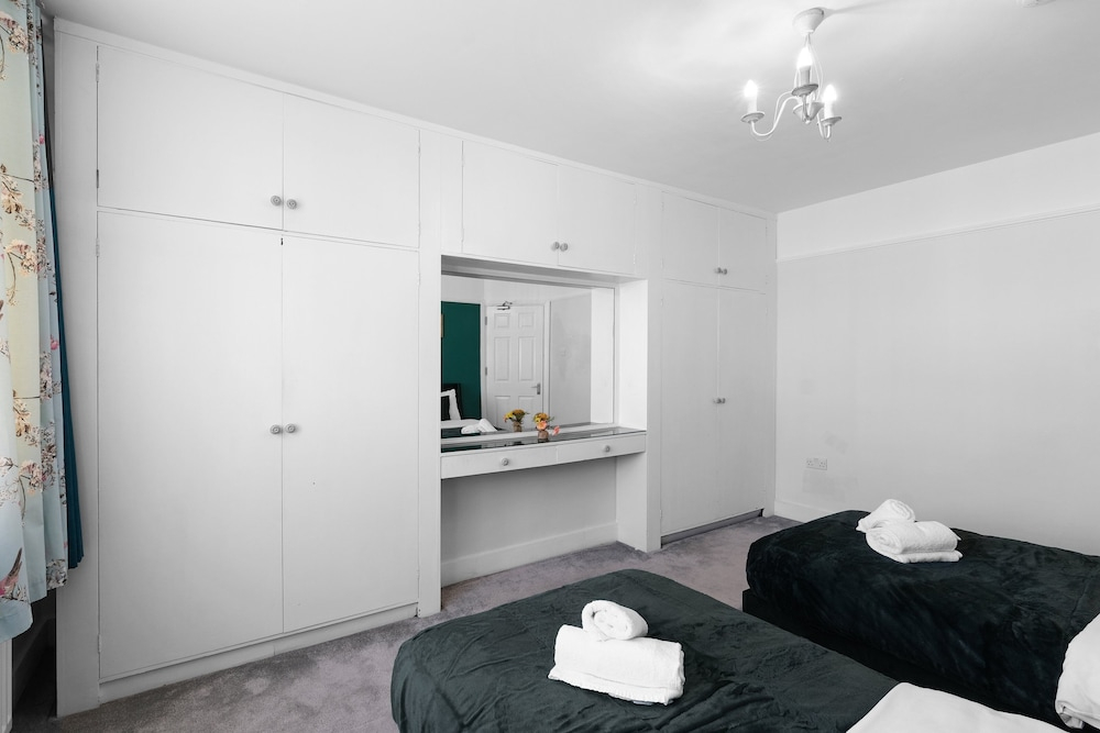 Spacious 5 Bedroom Family Home in Harrow