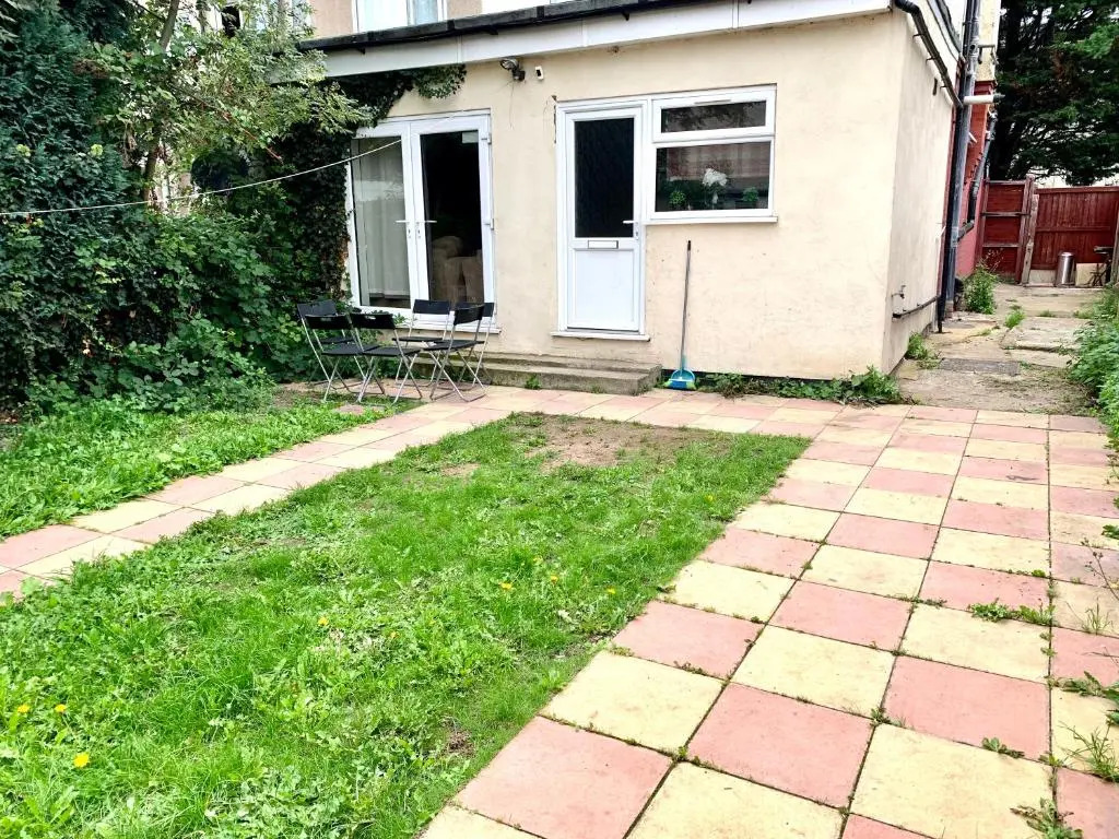 4 Bedrooms, 3 Baths, Full Kitchen and Lounge, Garden, Free Parking