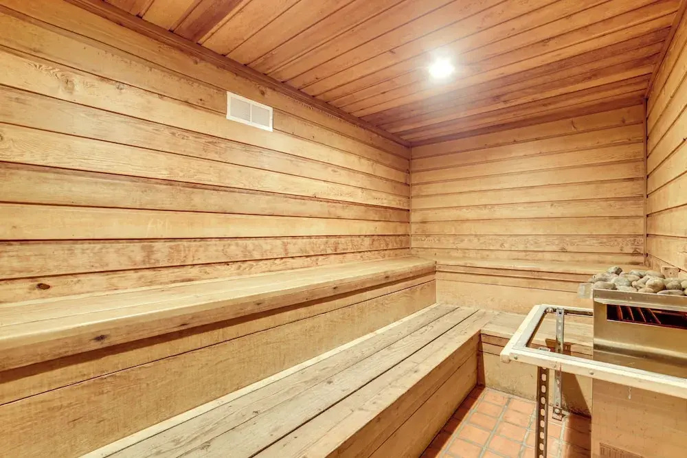2 Mi to Eagle Lodge! Multi-level Haven w/ Hot Tub