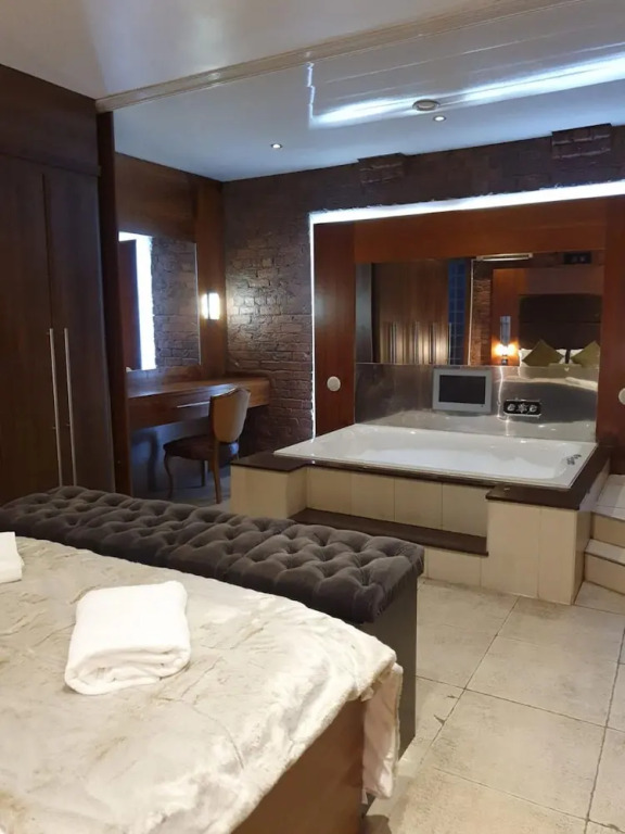 The Famous Floor Sleeps 26 and Group Acc Sleeps30