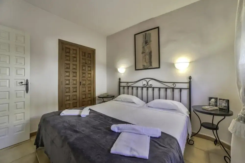 Apartment - 2 Bedrooms with Pool and Sea views - 104993