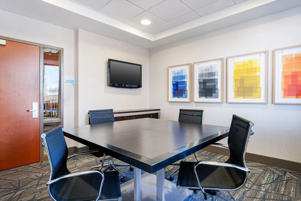 Holiday Inn Express and Suites Columbus Edinburgh by IHG