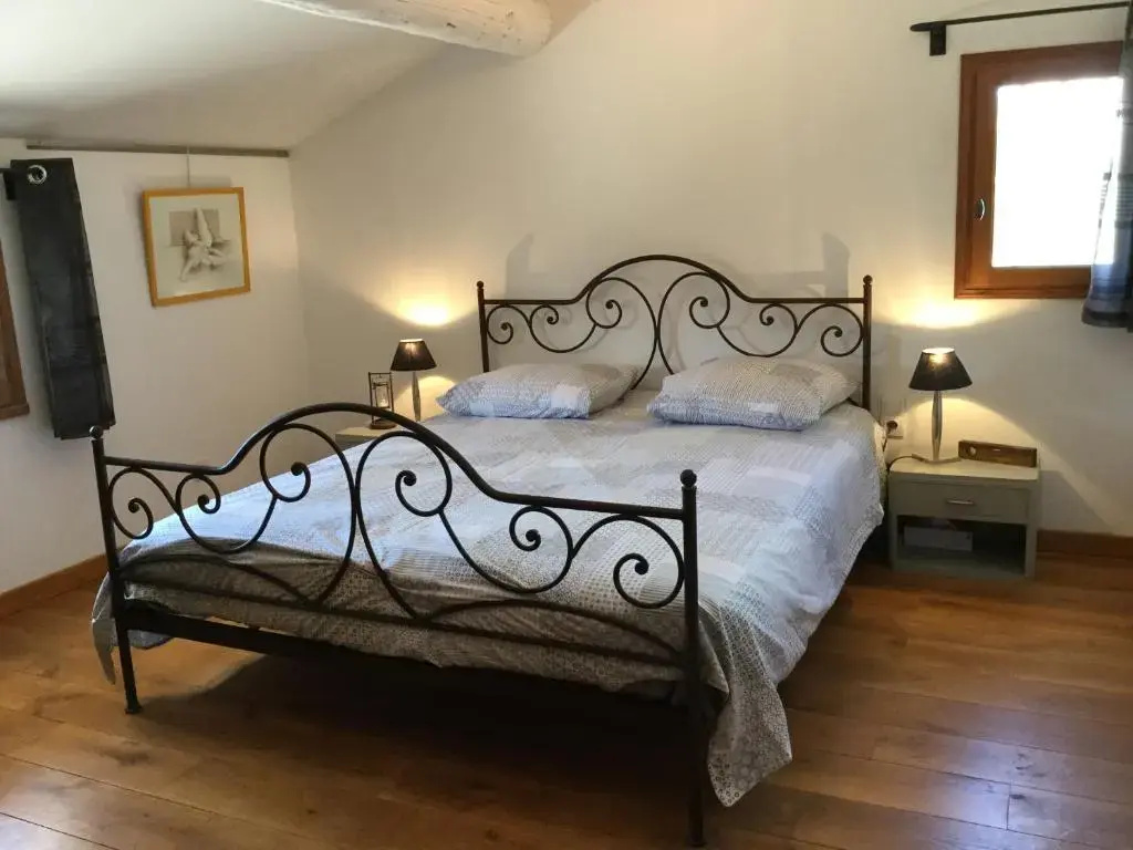 air-conditioned family house with fenced pool in fontvieille in the alpilles, sleeps 8