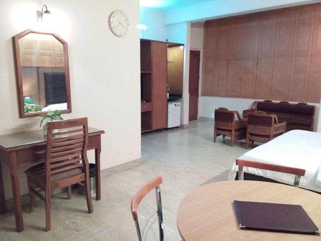 Hotel Queens Residency