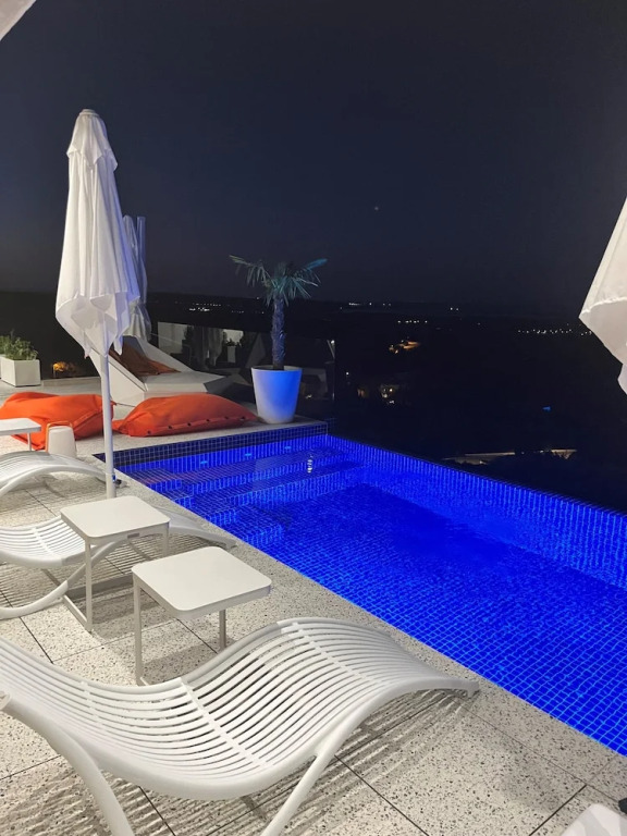 Suite 28