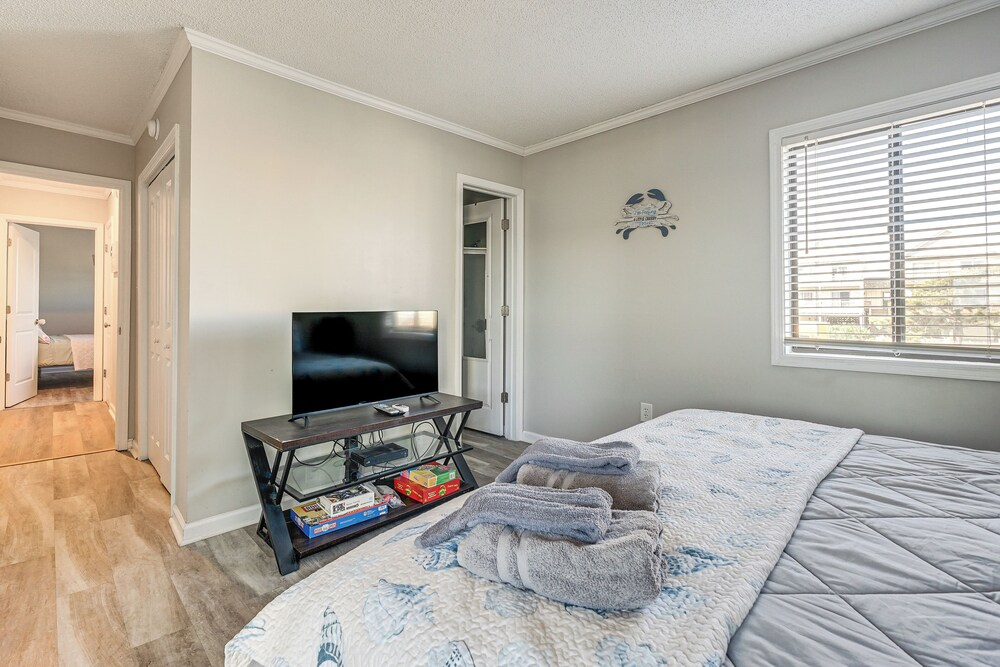 Walk to Ocean: North Topsail Beach Gem w/ Balcony!