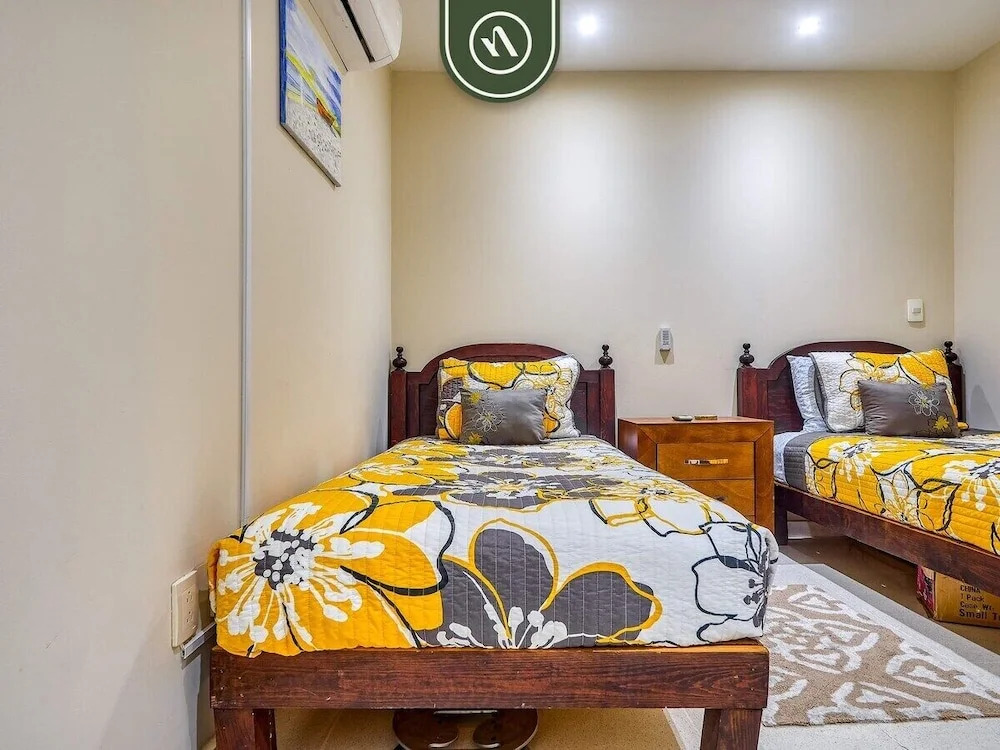 Oceanview 2 BR Condo - Beachclub - Pool - Ocean