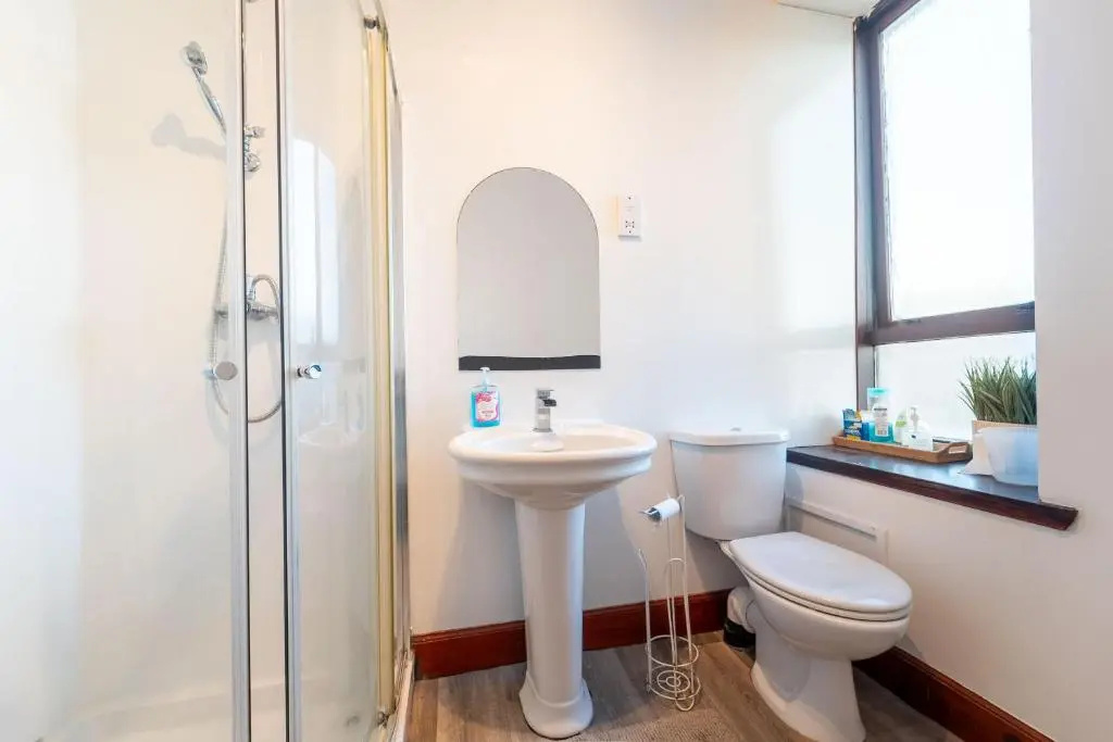 Prime location rooms in high street
