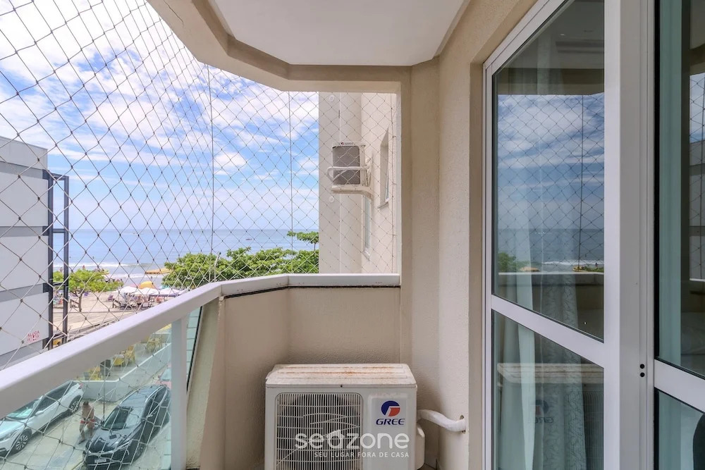 3BR Seafront apt w/ BBQ in Itapema Con0101