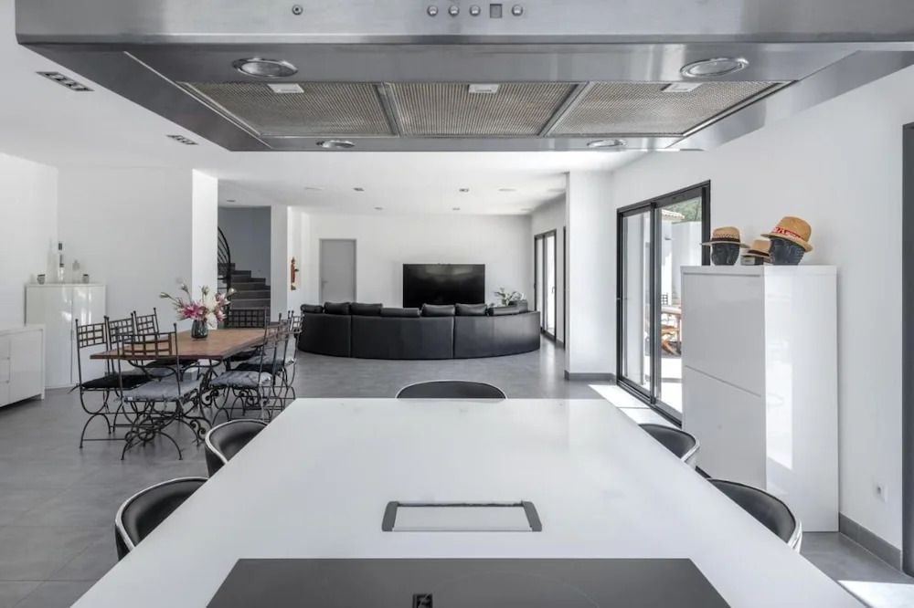 Villa With Heated Swimming Pool spa gym and Cinema