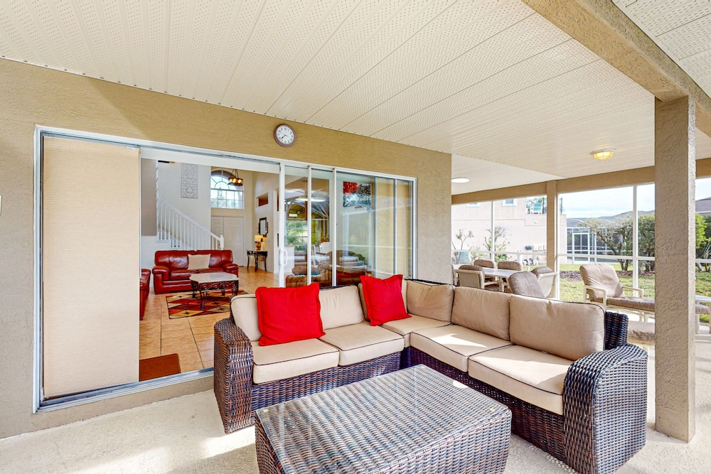 Spacious Home in a Great Neighborhood With Enclosed Pool & AC - Dog-friendly