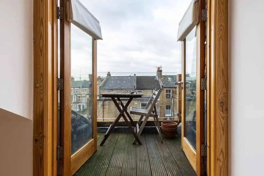 Modern & Cosy Three Bedroom Apartment in Queen's Park
