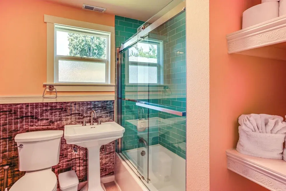 2 Mi to Dtwn Tacoma: Charming Home w/ Deck & Yard!