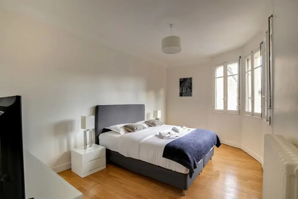 Spacious and Bright Apartment in Levallois
