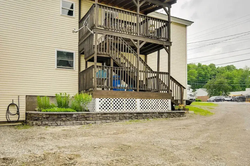 Chic & Central Apartment ~ 6 Mi to Sebec Lake!