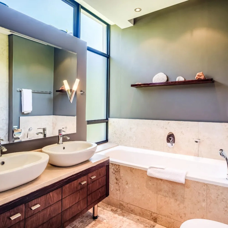 Delightful Rental w Sea Views Vadi Apartment