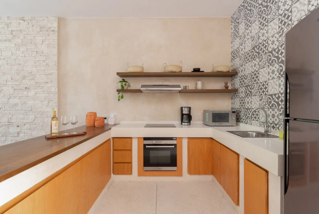Stylish 3BR Apartment | Insta-worthy pool | Best WiFi | 10 min Bike Ride to the Beach