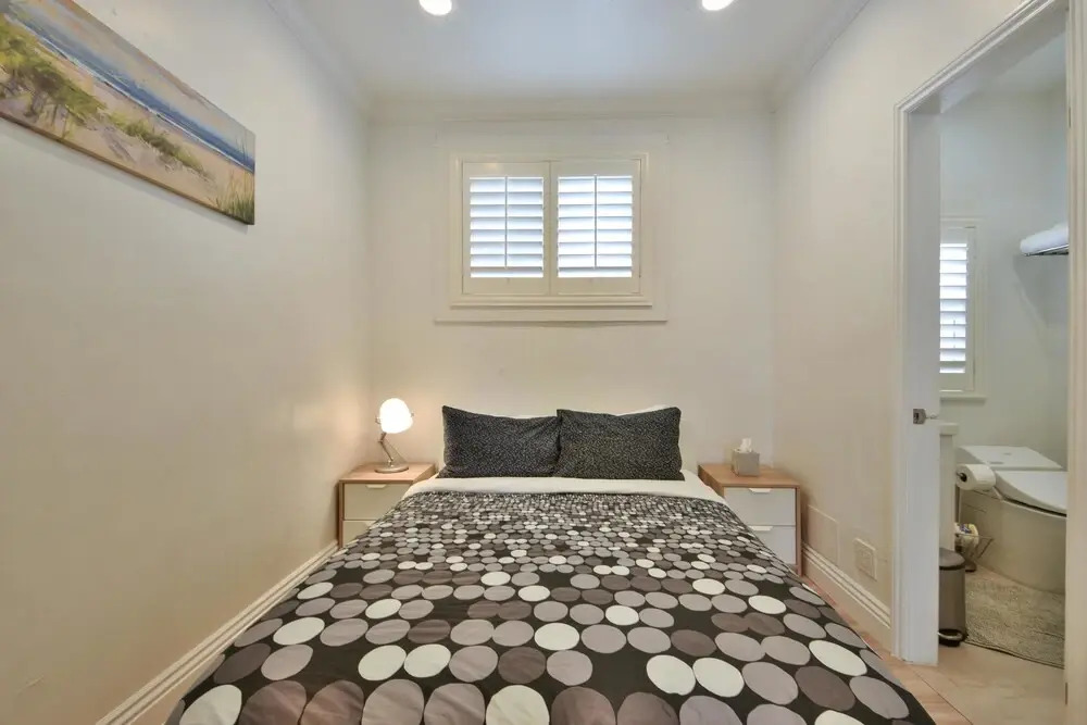 A3 Modern Home Next to Beach Sleeps 4 With AC and Beach Essentials